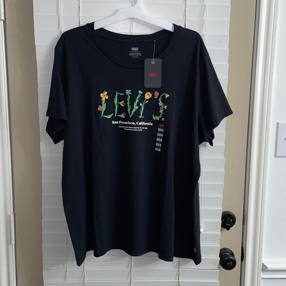 Levi’s women’s t-shirt floral design size 3X NWT!
